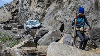 Cadavrele a 100 de alpinişti şi săteni surprinşi de o avalanşă, recuperate în Nepal