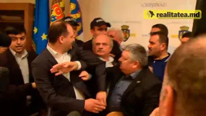 Haos la primăria lui Chirtoacă: Primarul Chişinăului, agresat de un socialist în şedinţa de consiliu VIDEO