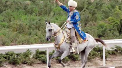 Absurdistanul este real. Preşedintele turkmen are o statuie de 21 de metri, din aur FOTO