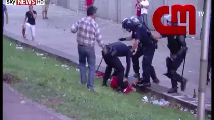 Suporter bătut crunt de jandarmi, sub privirile fiului. Motivul actului de violenţă este halucinant VIDEO