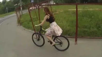 A făcut striptease pe şosea fără să vrea. Biciclistă lăsată la FUNDUL GOL într-un moment nasol VIDEO