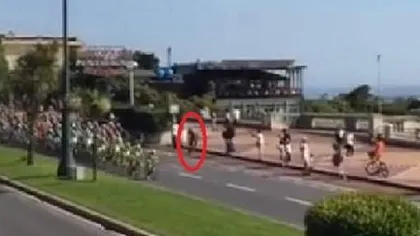 Un spectator a provocat dezastru în Turul Italiei. A intrat cu bicicleta în plutonul cicliştilor VIDEO