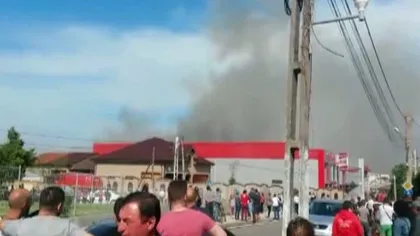 Incendiu de proporţii într-un supermarket din Caracal. Clienţii şi angajaţii au evacuat magazinul VIDEO