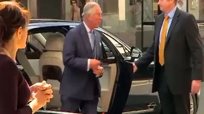 Prinţul Charles, hărţuit de un reporter. Consiliera lui l-a îmbrâncit pe jurnalist VIDEO