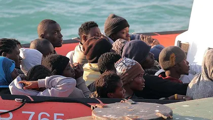 Criza imigranţilor continuă. 900 de oameni au fost salvaţi din Marea Mediterană
