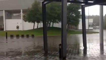 O femeie a fost pas să fie lovită de un FULGER în timp ce filma ploaia: M-a trântit la pământ VIDEO