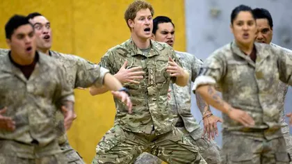Prinţul Harry a dansat haka alături de soldaţi. Imagini senzaţionale din Noua Zeelandă VIDEO