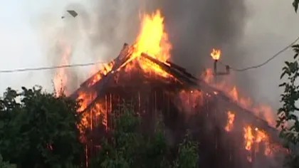Incendiu puternic într-o localitate din Argeş: O persoană a fost rănită