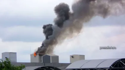 Alarmă în Timişoara unde o fabrică este mistuită de FLĂCĂRI. 800 de muncitori au fost evacuaţi VIDEO