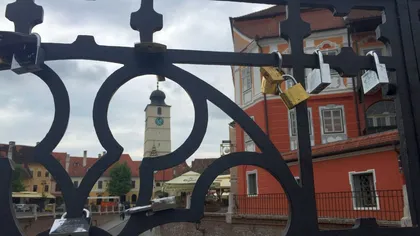 Romanticii din Sibiu şi din ţară sunt în pericol. Lacătele iubirii de pe Podul Minciunilor vor fi tăiate