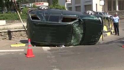 Un accident spectaculos s-a petrecut la Suceava. O maşină a ZBURAT prin aer VIDEO