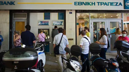 Retragerile din depozitele bancare constituite în Grecia s-au accelerat. Au ieşit zeci de miliarde de euro