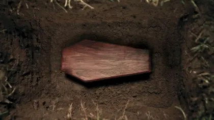 PĂRINŢII AU LEŞINAT DE BUCURIE. O fetiţă de TREI ANI s-a mişcat în sicriu, înainte să fie înmormântată FOTO