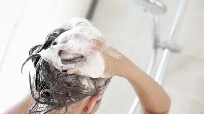 Cum să-ţi speli părul corect ca să nu-ţi cadă şi să fie sănătos