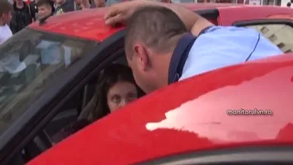Scandal monstru între o şoferiţă şi polişişti în mijlocul străzii, la Focşani VIDEO