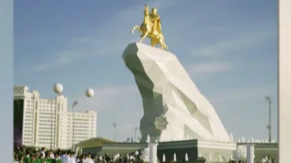 Preşedintele turkmen şi-a construit statuie de aur, la 
