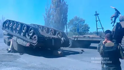 Au parcat tancul cu şenilele în sus. Cum au reuşit militarii ruşi să răstoarne colosul de 40 de tone VIDEO