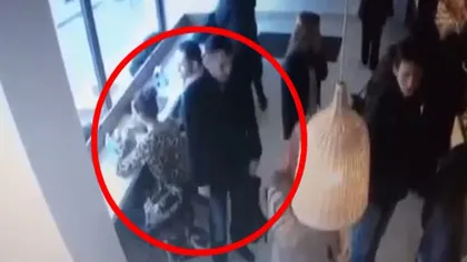 Hoţ surprins de camerele de supraveghere în timp ce fură portofelul din geanta unei femei VIDEO