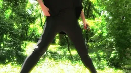 O VEDETĂ SENZUALĂ, surprinsă în timp ce făcea exerciţii sexy în parc: Sunt elastică, da VIDEO