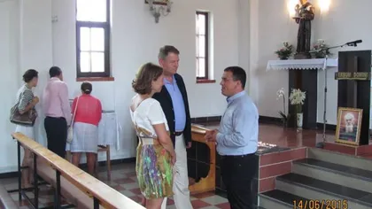 Klaus Iohannis şi soţia lui, Carmen, au mers duminică la Biserica Romano-Catolică în Mangalia