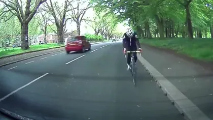 ACCIDENT DUREROS al unui biciclist neatent. Ce s-a întâmplat când nu a văzut o maşină parcată VIDEO