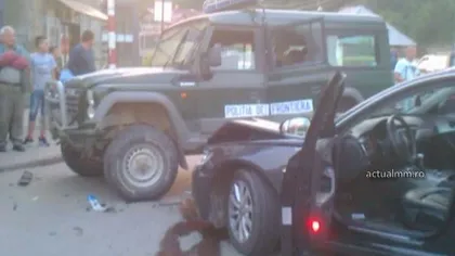 Şofer încătuşat de poliţiştii de frontieră după ce a intrat cu bolidul în duba agenţilor VIDEO