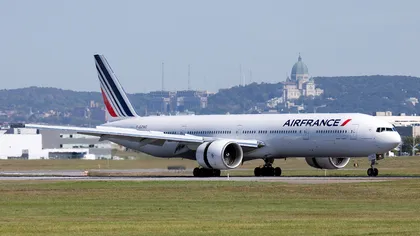 Un avion al companiei Air France a făcut o ATERIZARE de URGENŢĂ. Un motor s-a defectat