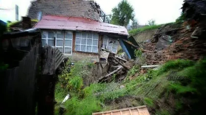 Case distruse de alunecări de teren. Zeci de persoane au fost evacuate VIDEO