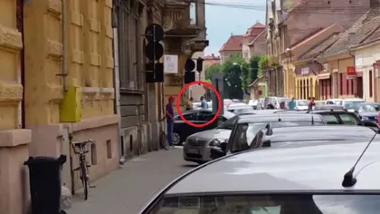 Un bărbat din Arad a fost bătut în mijlocul străzii, lângă sediul Poliţiei VIDEO