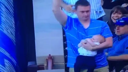 TĂTIC şi BEBELUŞ, senzaţie la un meci de BASEBALL: A prins o minge cu copilul în braţe VIDEO