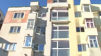 Un bărbat s-a aruncat de pe un bloc de zece etaje. Medicii au avut un şoc când au văzut că omul a supravieţuit