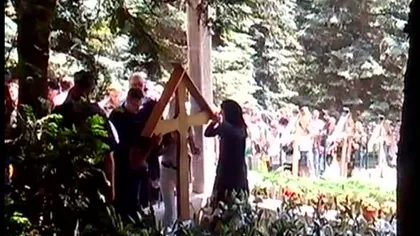 Primele imagini de la mormântul lui Arsenie Boca după profanare
