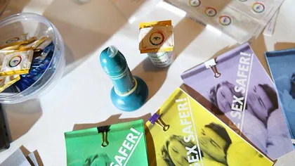 Trei elevi au inventat prezervativul care detectează infecţii cu transmitere sexuală