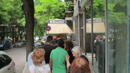 Turiştii ROMÂNI din Grecia pot retrage ORICE SUMĂ vor de la bancomatele din această ţară