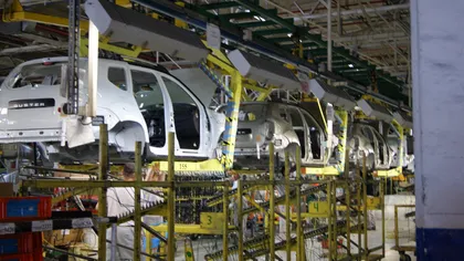 Sute de angajaţi ai Dacia Renault stau la coadă pentru a fi disponibilizaţi. Cum e posibil aşa ceva
