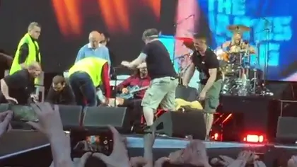 Momente de panică în timpul unui concert rock. Solistul grupului a căzut de pe scenă şi şi-a rupt piciorul