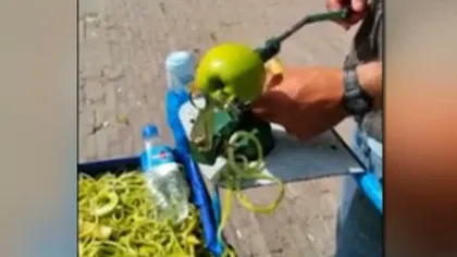 UIMITOR. Dispozitivul care taie şi curăţe mere în cinci secunde VIDEO