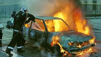 Tentativă de SINUCIDERE: Un bărbat şi-a dat foc în propria maşină