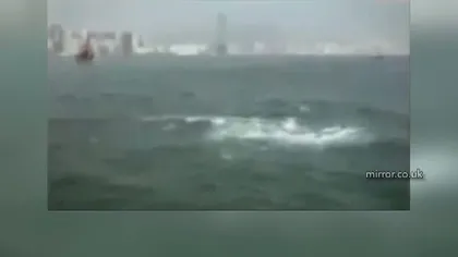 Imagini bizare, aproape biblice, surprinse de un pescar: Marea se împarte în două VIDEO