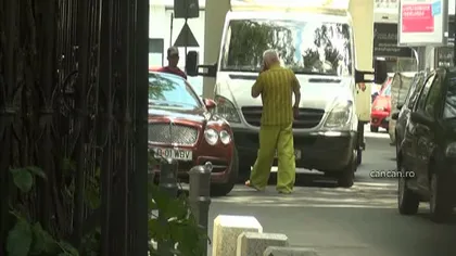 Irinel Columbeanu, apariţie amuzantă pe stradă. Uite ce probleme are cu pantalonii MULT PREA LUNGI VIDEO