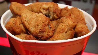 Descoperire MACABRĂ într-un meniu KFC: Sunt sigur că asta nu e o bucată de piept de pui FOTO