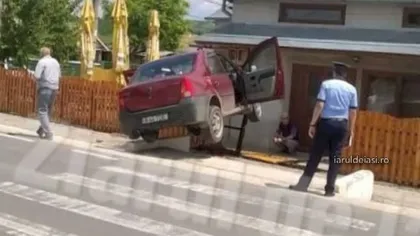 Şofer cascador la Iaşi. A rămas suspendat cu maşina pe gardul cârciumii VIDEO