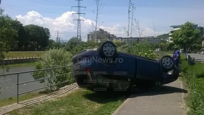 Accident inexplicabil la Cluj. O maşină răsturnată a apărut peste noapte pe malul Someşului