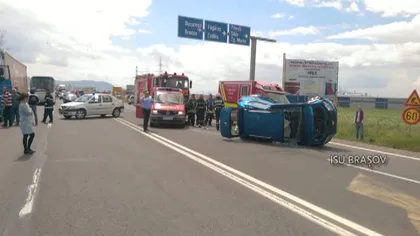 Accident în Braşov. O maşină s-a răsturnat după ce s-a ciocnit cu un alt autoturism VIDEO