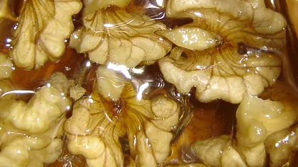 Motive miraculoase pentru care vei vrea să consumi imediat miere cu nuci