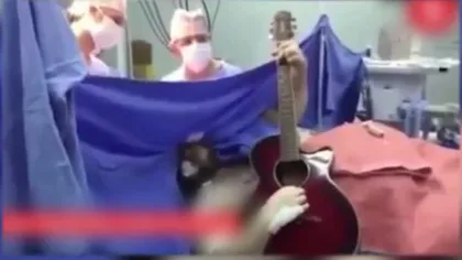 Un bărbat operat pe creier, cântă la chitară în timpul intervenţiei VIDEO