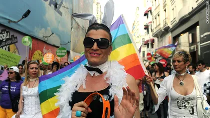 Scene de luptă la o paradă gay, în Istanbul. Manifestanţii s-au bătut cu forţele de ordine VIDEO