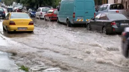 Prăpăd în Craiova după o ploaie torenţială. Un pasaj rutier a fost inundat, iar zeci de maşini au fost blocate