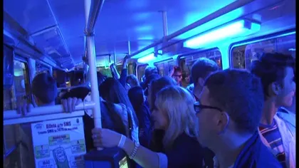 Zeci de tineri au înlocuit clubul cu tramvaiul pentru o PETRECERE INEDITĂ VIDEO