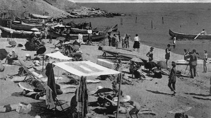 LITORALUL României de acum 100 de ANI. Cum se făcea plajă în CHILOŢEI cu mânecuţă în loc de bikini FOTO